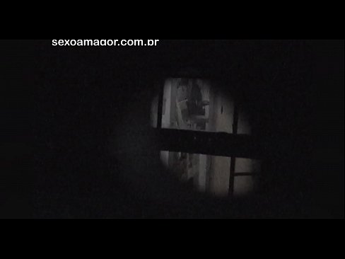 ❤️ Lourinho é filmado secretamente por um voyeur de bairro escondido atrás de tijolos ocos ️❌ Porno em pt.porngifer.ru ❌️