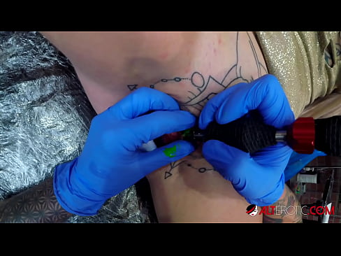 ❤️ Extremamente tatuada, a brasa Sully Savage fez uma tatuagem no seu clítoris ️❌ Porno em pt.porngifer.ru ❌️